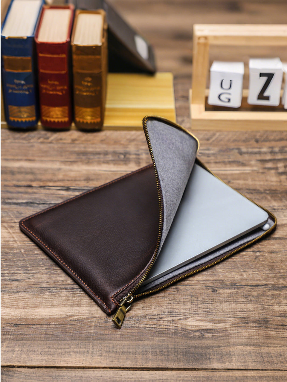 Retro Zippered Tablet Sleeve with Handle for 11-inch iPad Pro